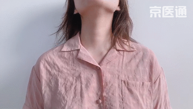 动作示范:站在镜子前,摘下项链等首饰,脖子稍微抬高,看脖子两侧是否