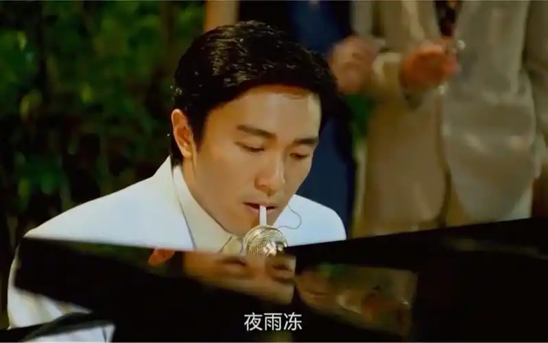 国产凌凌漆凌凌漆弹钢琴竟吸引美女的注意美女眼睛都发光了