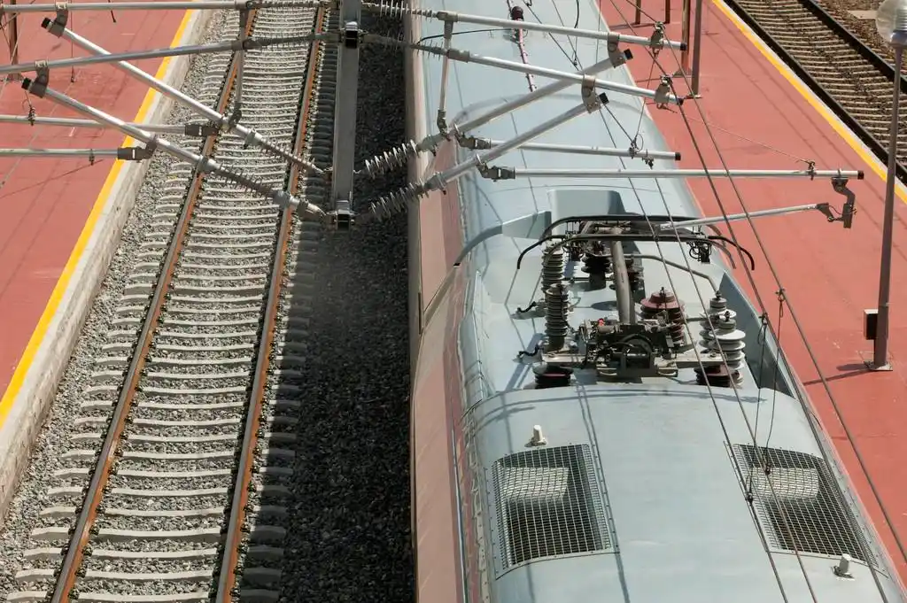 受电弓,通勤列车受电弓