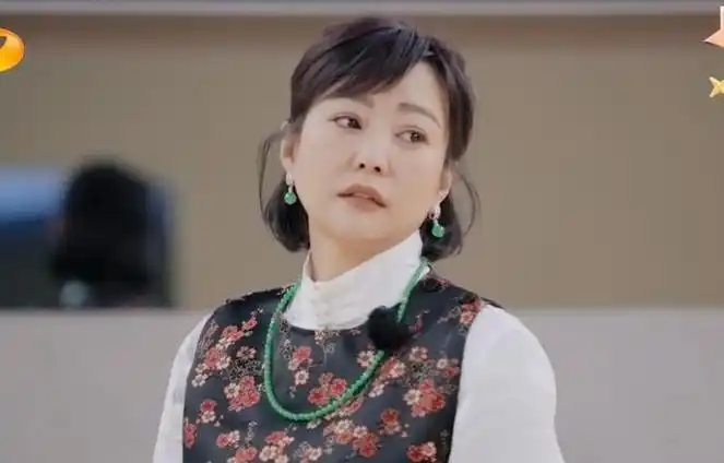 "倾城容颜终成往昔,时光流转美丽逝,岁月无情留痕迹"