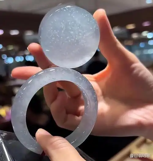 刘晓庆,曾在接受采访的时候就直言不讳道:自己拥有价值102亿的翡翠