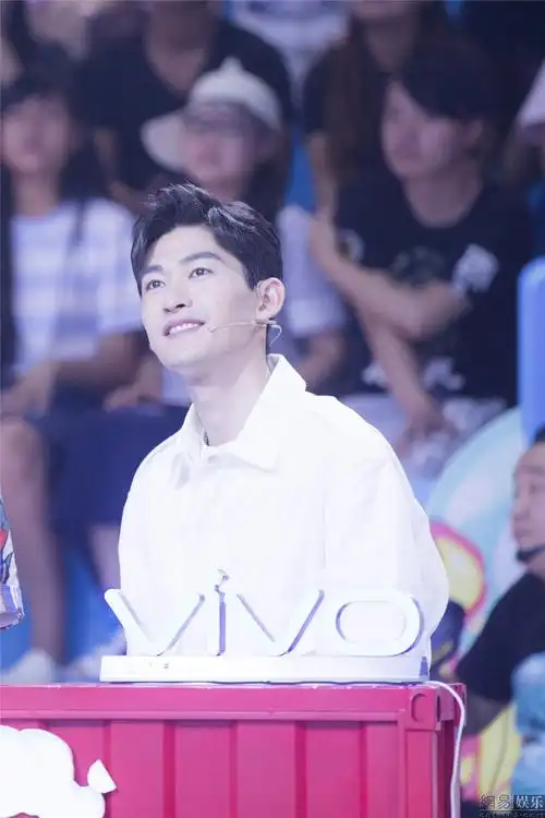 张大大重现"被黑"一幕 张翰大跳广场舞