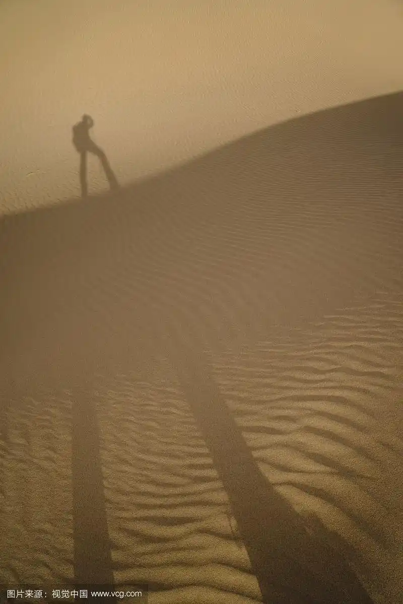 沙漠中孤独的旅行者的影子