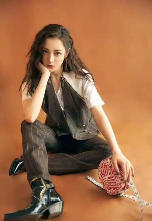 原创迪丽热巴解锁卷发造型复古裤装魅力十足漂亮的李慧珍回来了