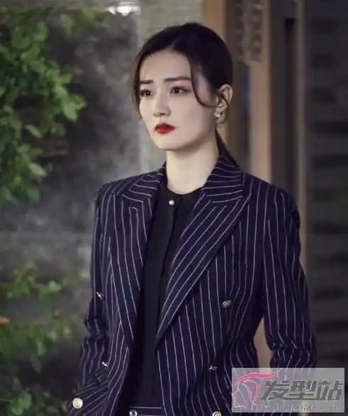 职场发型女图片(职场中发女生发型图片大全)