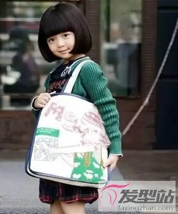 齐刘海短直发 稍显厚重的齐刘海覆盖在额头上,小女孩的发质柔软顺滑