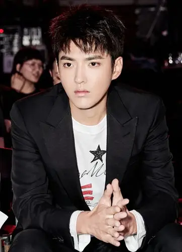 组图网友偶遇吴亦凡包场买菜手提购物袋开心咧嘴笑