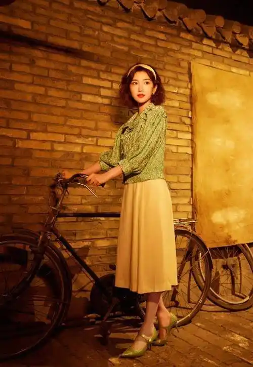 毛晓彤80年代打扮好惊艳,穿花衬衫扮摩登女郎,戏里戏外都洋气