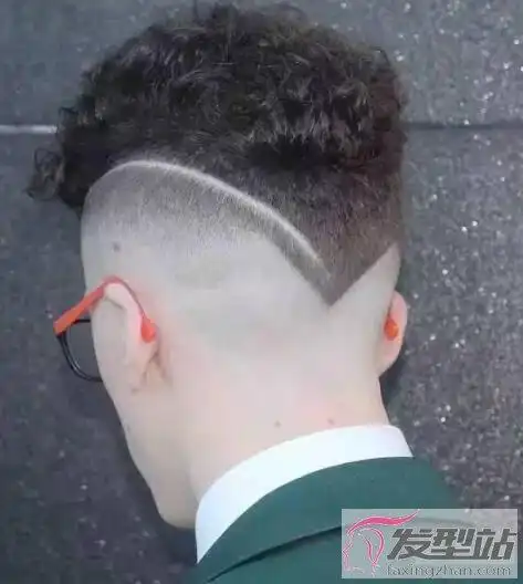 男生后脑勺v字发型 独特又吸睛太有个性_发型站_最新流行发型设计发型