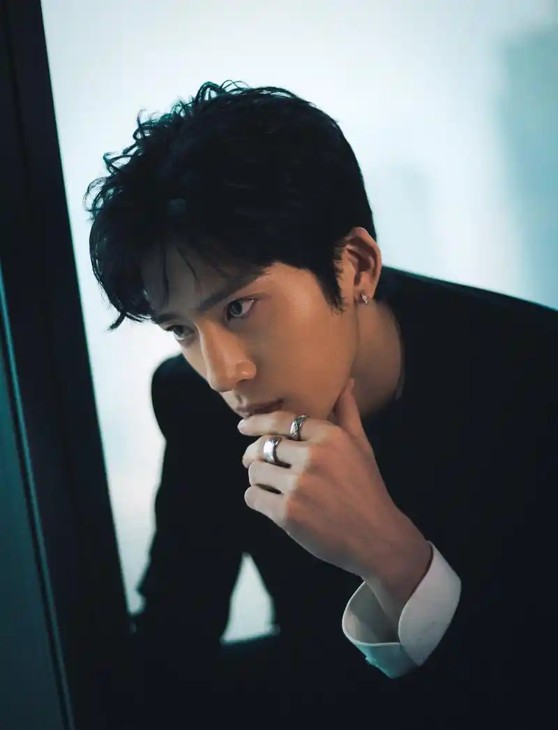 井柏然身着mugler 2020春夏款黑色西服搭白色衬衣现身cosmo时尚美丽