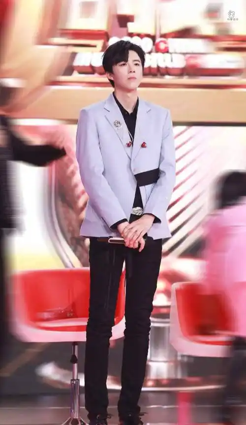 刘宇宁潮男穿衣百搭,逆天的大长腿真是让人羡慕,不管走哪都养眼_演出