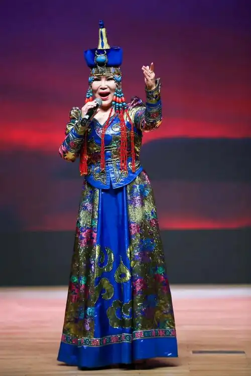 著名军旅歌唱家【乌兰托娅】