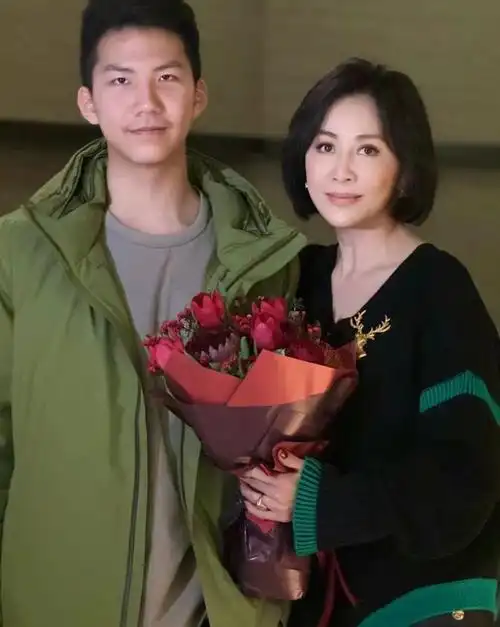 刘嘉玲晒合照:15岁康康身高一米八,与于正上山诗钠开心合照|胡军|编剧