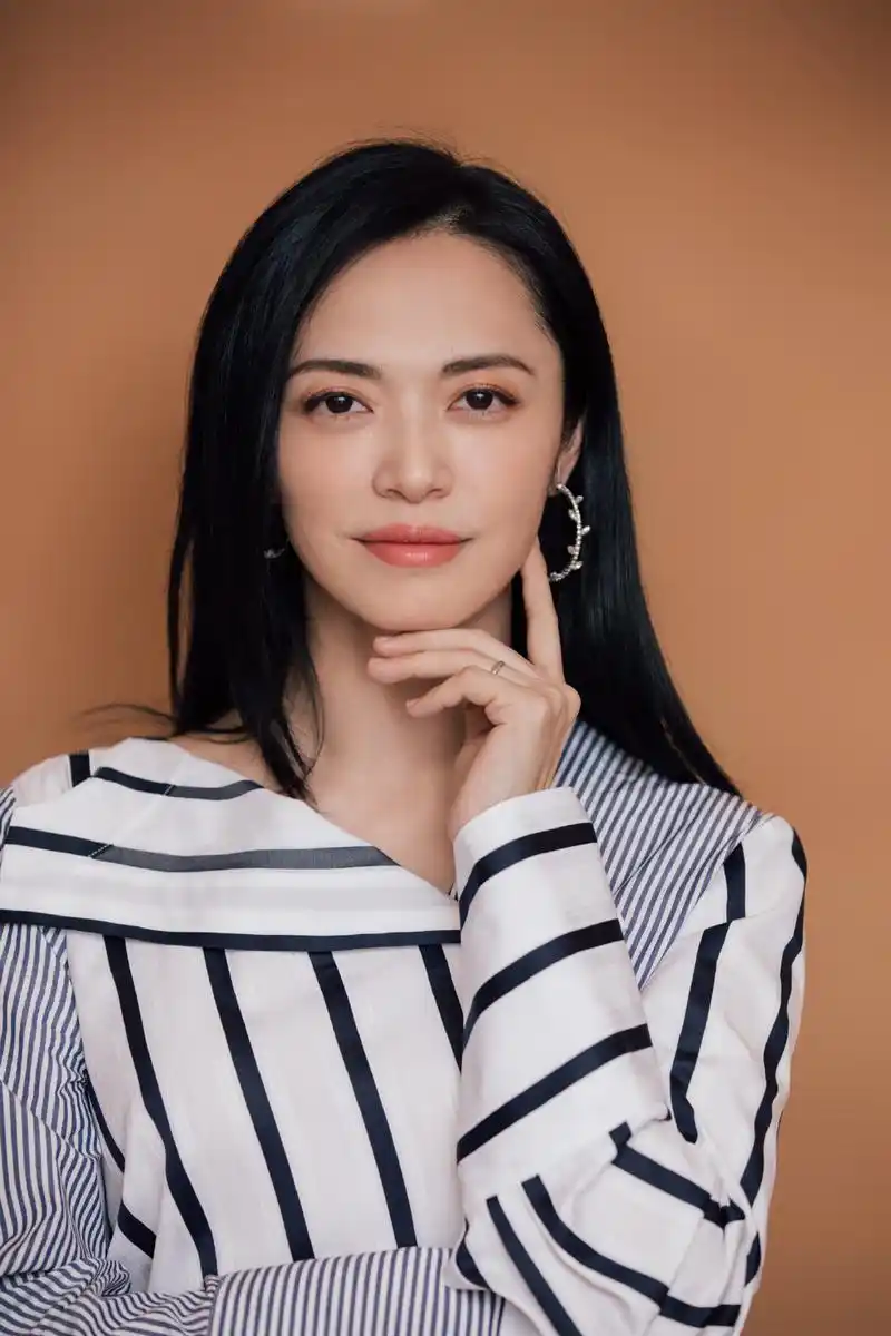 姚晨黑裙简约干练写真图片58