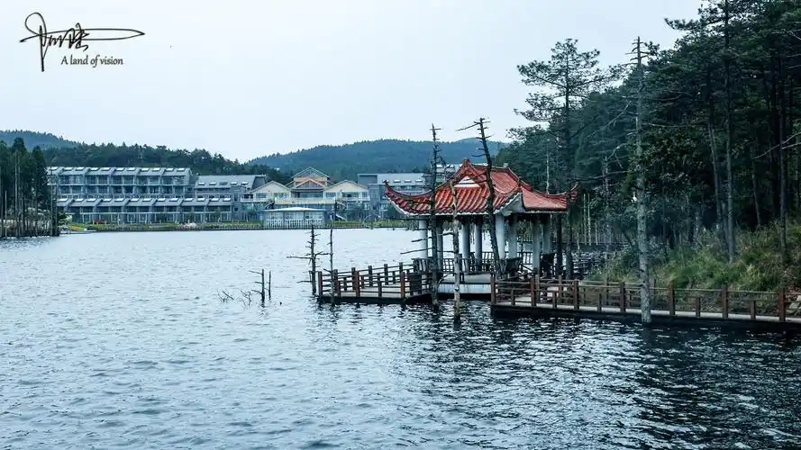 1/ 6 在宜春的明月山顶,海拔约1530米处,月亮湖的风景相当不错.