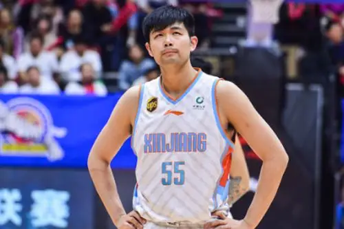 顶薪续约后表现出色,孙桐林三分高达37%,为何还遭马布里冷落?