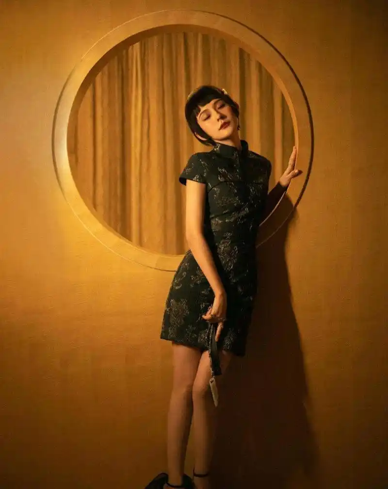 热依扎短发旗袍造型,复古又摩登,好有味道