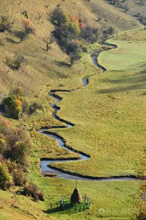 秋季山景观与水蜿蜒小溪