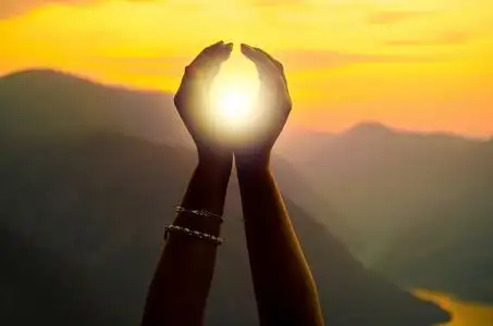 一天太阳的光女手举行太阳阳光灿烂的夏天一天照片