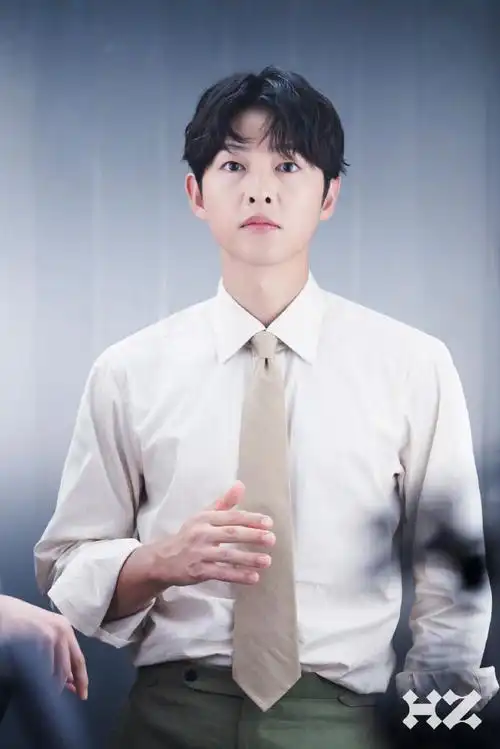 宋仲基超话【图片分享】经纪公司更新一组宋仲基迷惑人心的帅照(图片