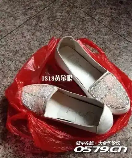 开往金华的大巴车上,一位少妇的鞋子里被灌满精液