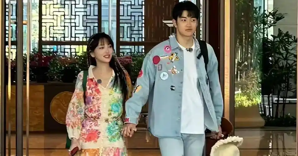 牵手小十九岁的男友,萧亚轩感到的快乐,金莎现在懂了!