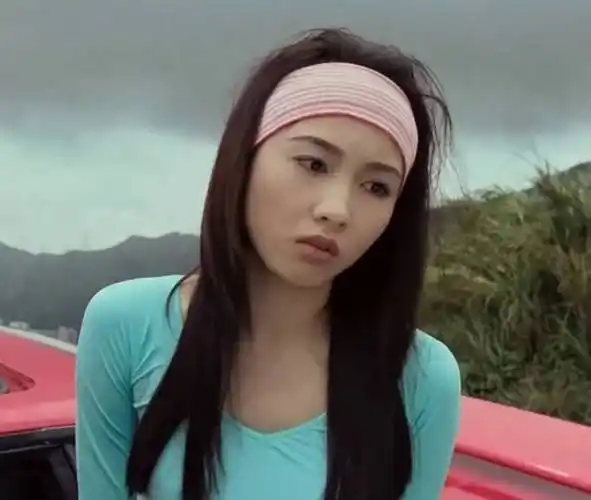 她饰演《古惑仔》中的小结巴成为了古惑仔当时的一大看点,后来与