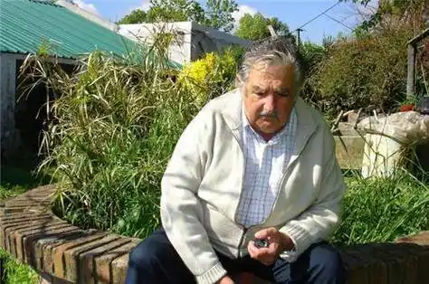 对于穆希卡来说,他的生活本来没有必要这么清贫,有着丰富的退休补贴