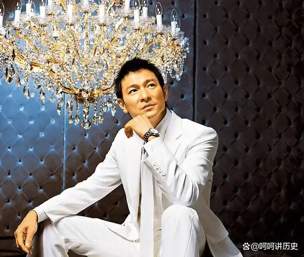 在刘德华和谢贤之间,那份深深的友谊如同老酒,越发醇厚.