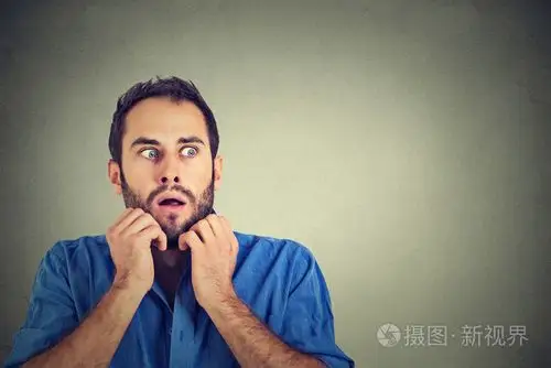 吓得看起来很滑稽的年轻人