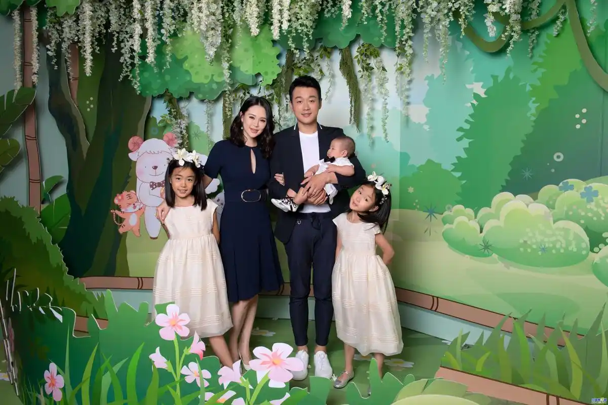 佟大为为爱子办百日宴 一家五口全家福首曝光
