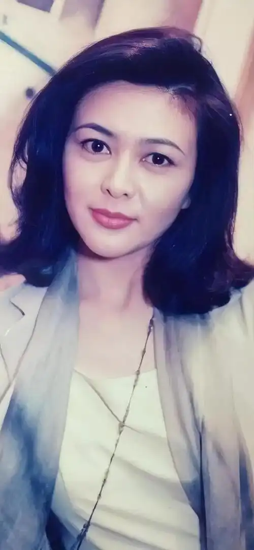 年轻时的关之琳是一个美貌与才智并重的女孩.