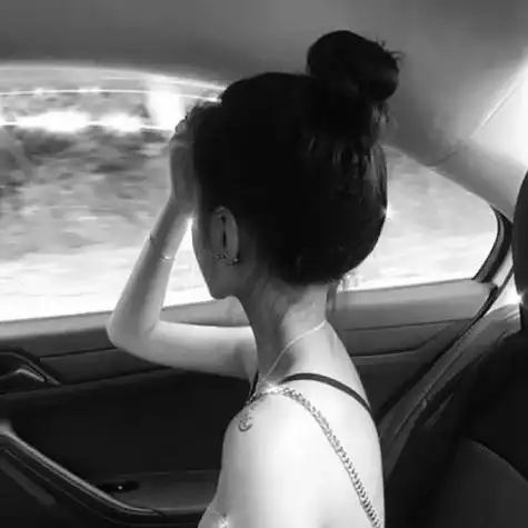 女生头像霸气超拽黑白图片,温柔要留给值得的人