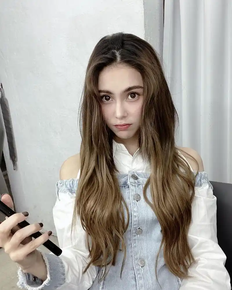 组图昆凌晒美照眨水灵大眼求助粉丝栗色长发披肩发量惹人嫌