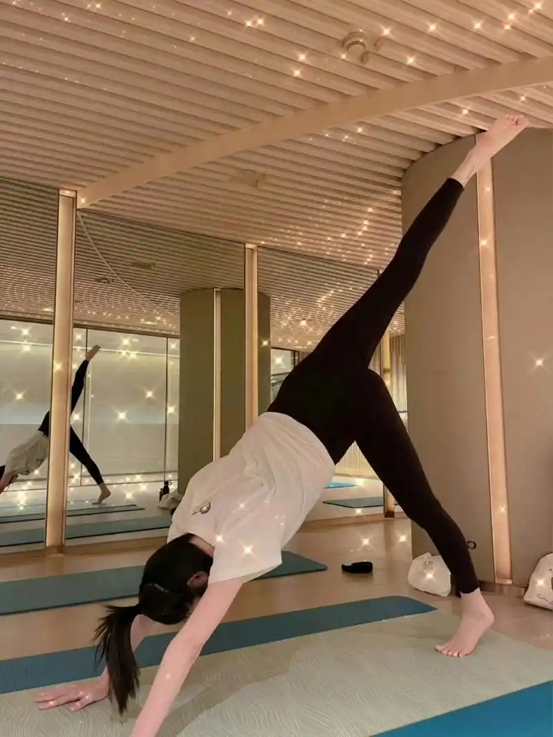 奚梦瑶紧身裤健身照,不愧是超模出身,身材婀娜多姿太棒了!