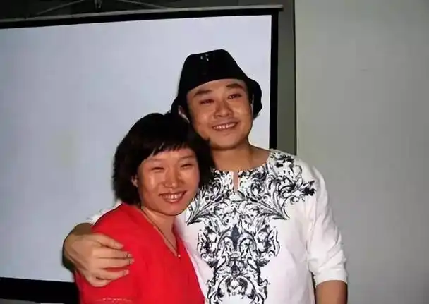 刀郎与妻子朱梅都非常关心云朵的身体健康,就让云朵到家中住下了.