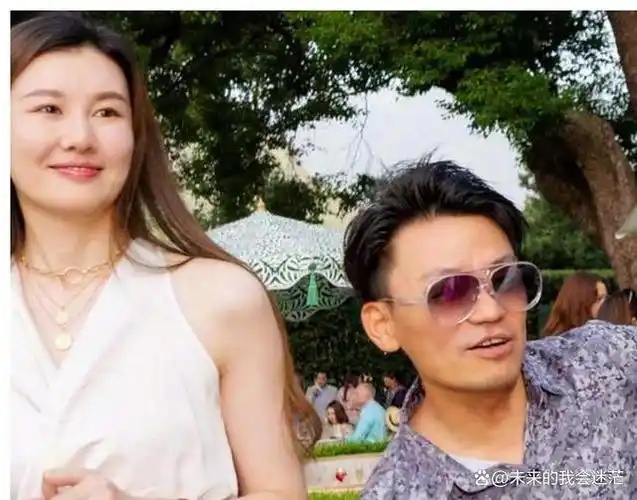 王宝强冯清合照曝光,身高差一头,女方戴76元项链与马蓉成对比
