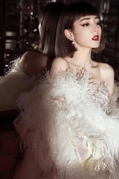 如何评价迪丽热巴2020微博之夜的造型?