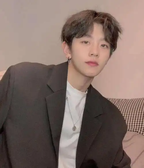 2022韩式中分纹理烫,看起来会更加帅气