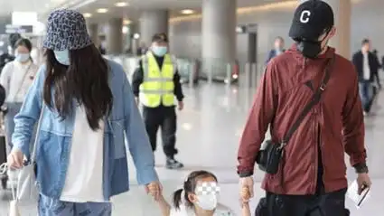 郑恺苗苗一家三口同框画面温馨 三岁女儿穿纱裙蹦蹦跳跳