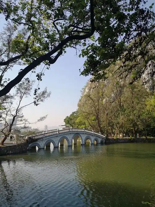 国庆肇庆行,广东肇庆的七星岩有小桂林的特色,由七个山峰和湖水组成
