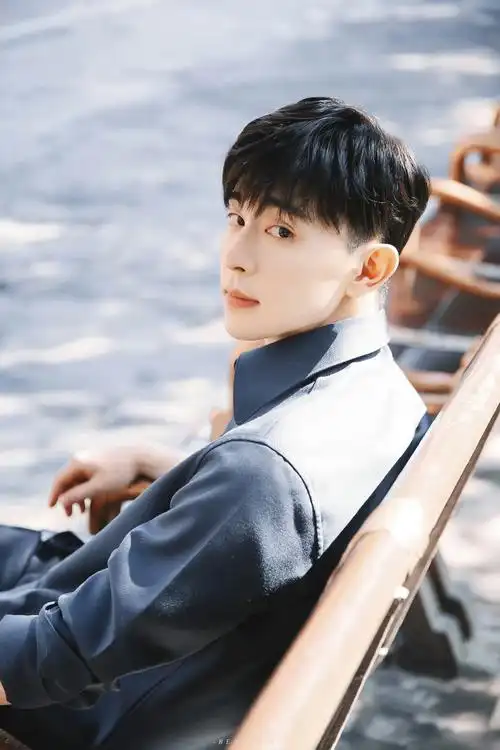 灯芯阁超话#邓伦#阳光帅气邓伦~故宫伦,这边风景唯你独好!