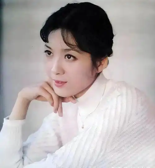 80年代内地第一美女龚雪:因流氓案丑闻远走美国,后来过得怎样?