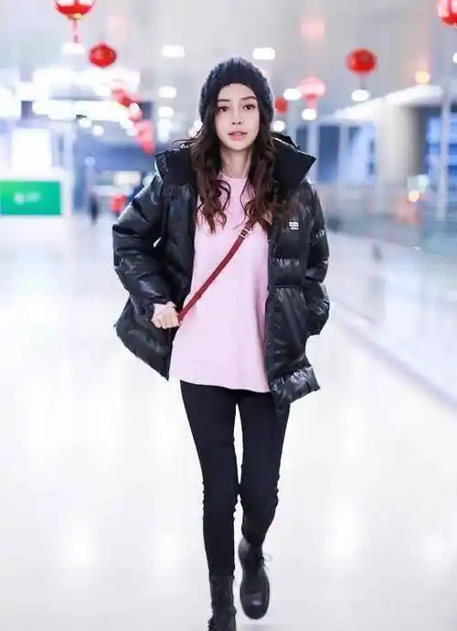 angelababy杨颖是真美女,戴雷锋帽配黑色上衣都很好看,又酷又潮_外套