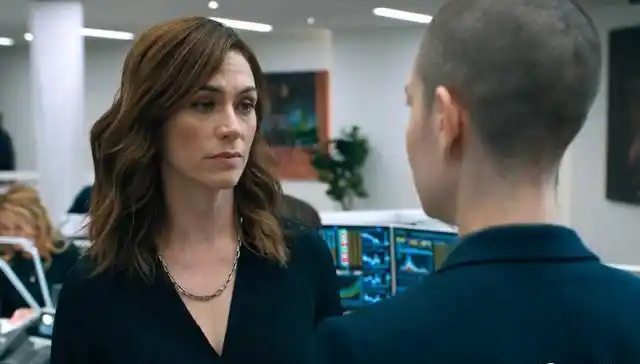 《亿万》第5季:金融大亨穿loro piana骑宝马摩托