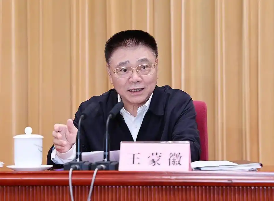 省委副书记,省长,省防汛抗旱指挥部指挥长王忠林主持会议.