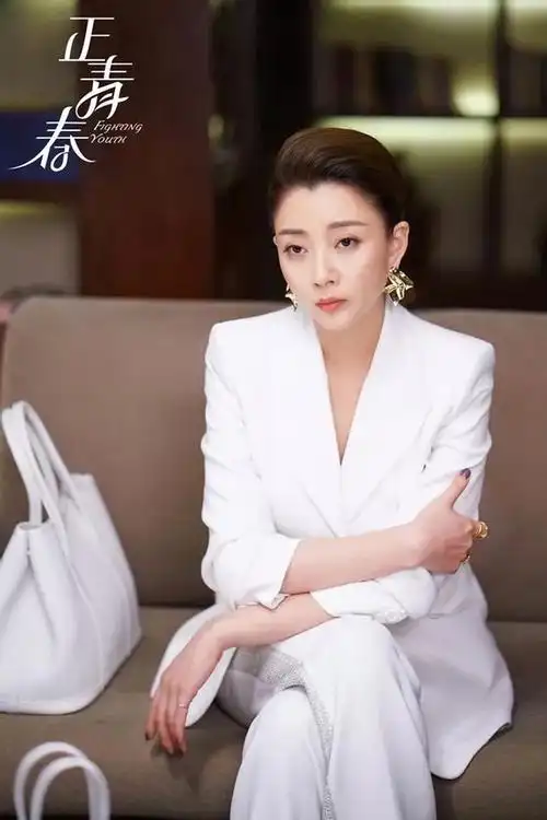 看了正青春才发现殷桃的穿搭和夸张耳饰是职场女主的利器