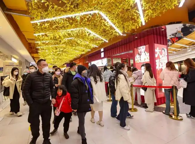 众多市民在新街口商圈的商场里逛街,购物.