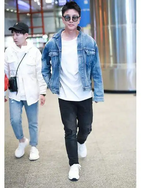 又帅回来了知名男星穿牛仔外套不但剑灵大气又不失男人味