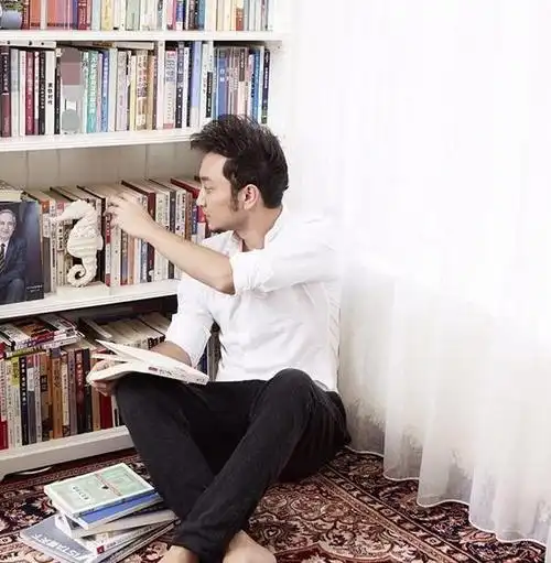 晒晒尼格买提现实中的家,装修很有异域风情,卫生间还是铺地板的